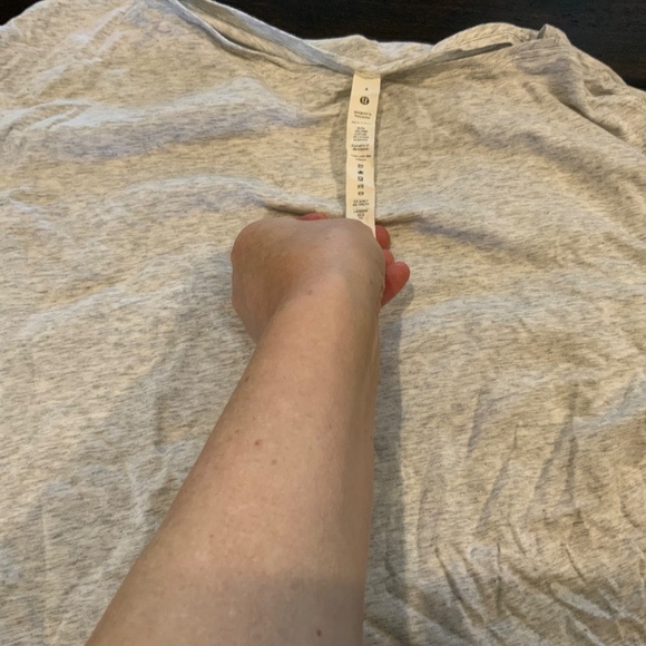Lululemon Back in action Short Sleeve Shirt in , size4, worn twice, msrp$58 - Picture 2 of 5